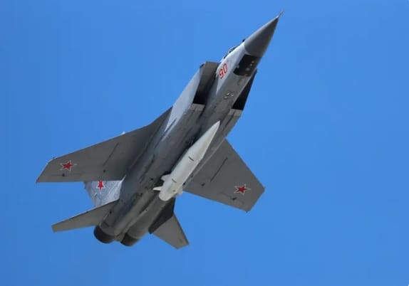 該名專家指出，俄軍提升生產數量的導彈為 Kh-101 、匕首以及伊斯坎德爾三種，認為這三款武器是通過實戰檢驗且取得良好戰果的武器。圖為掛載匕首高超音速導彈的俄軍米格-31 戰機。 圖：翻攝自 科羅廖夫