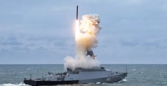 由於 3M-54 「口徑」巡弋飛彈容易遭到攔截，目前俄軍已經降低該款武器的生產數量，並將其用於確認烏軍防空武器的具體部署位置。圖為俄羅斯海軍船艦發射「口徑」巡弋飛彈。 圖：翻攝自 科羅廖夫