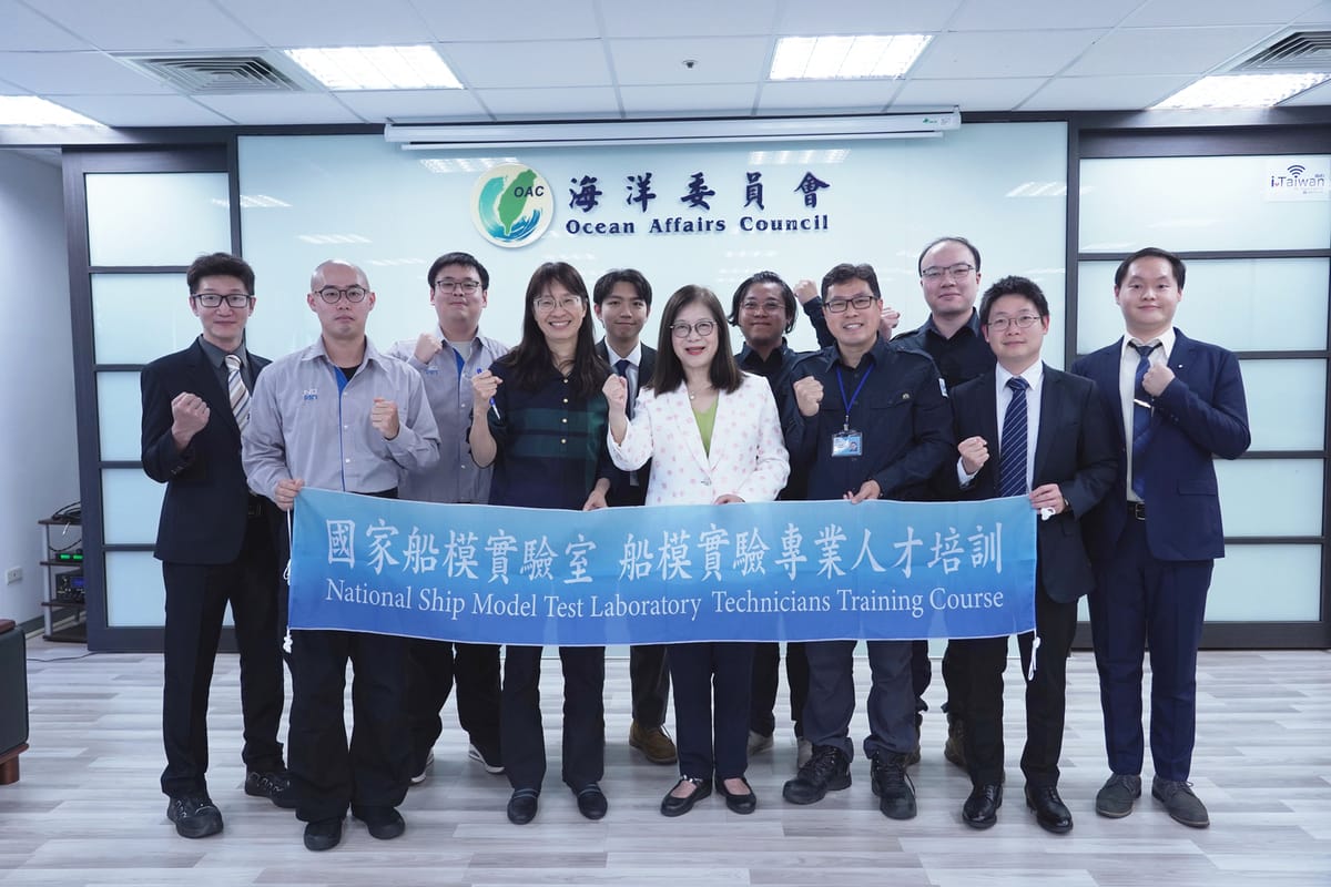 管碧玲(中)、陳璋玲(左四)與派訓人員合影。 圖：國家海洋研究院/提供