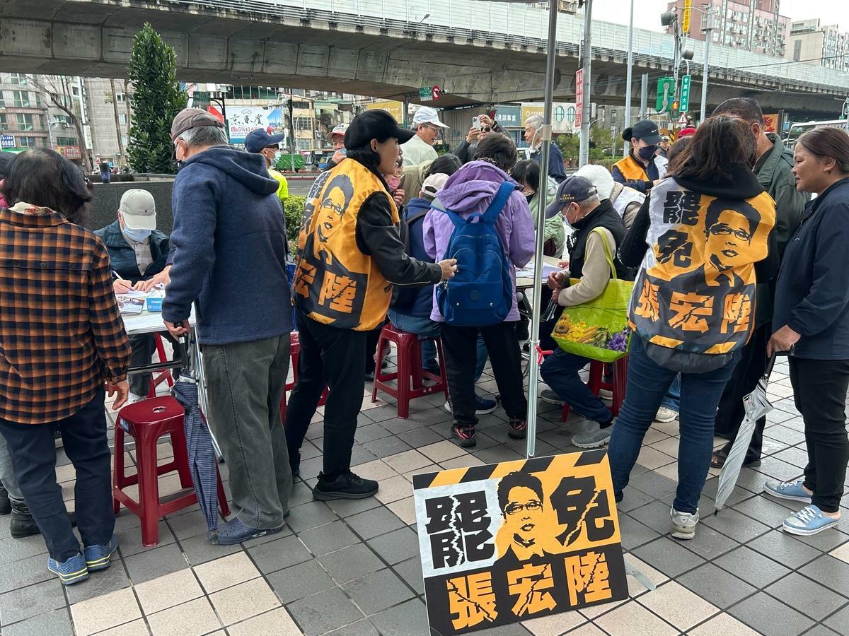 針對民進黨立委張宏陸的罷免團體連續三天發起行動連署。 圖：罷免團體「走投無陸」/提供（資料照）