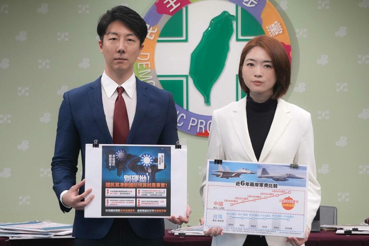 民進黨發言人吳崢和韓瑩今（6）天召開「凍刪預算讓國際擔心 藍白應同意總預算覆議」記者會。 圖：民進黨提供