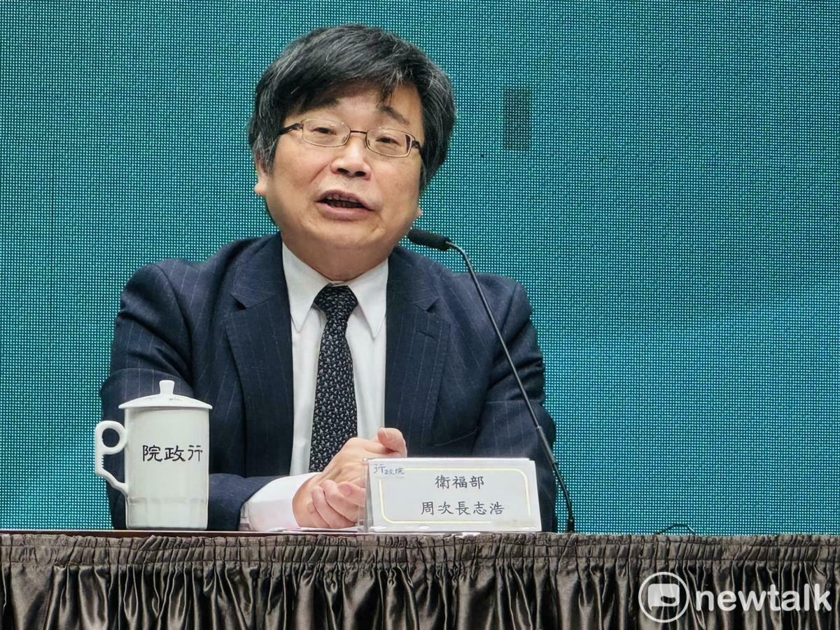 衛福部次長周志浩今（6日）在行政院會後記者會表示，急診壅塞問題逐漸降低中，他還呼籲民眾勤洗手、戴口罩，若身體不適可就近到住家附近的醫院、診所就醫。 圖：謝莉慧/攝
