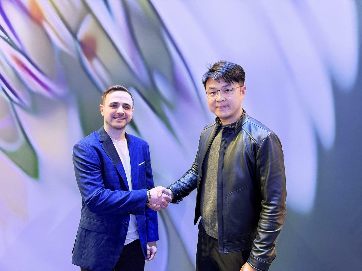 在MWC 2025大會期間，台灣大商務長林東閔（右）與Perplexity商業副總Ryan Foutty（左）交流。 圖: 台灣大/提供