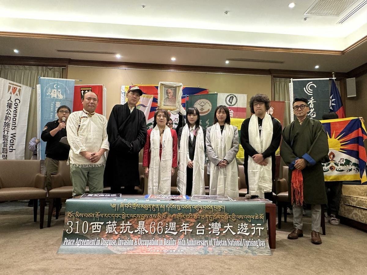 多個民間團體及綠委沈伯洋（右2）、范雲（左3）、黃捷（左4）、張雅琳（右3）今（6日）舉行西藏抗暴66週年台灣大遊行行前記者會。達賴喇嘛西藏宗教基金會董事長格桑堅參（左2）、西藏台灣人權連線秘書長扎西慈仁（右1）也出席。 圖：西藏台灣人權連線 / 提供