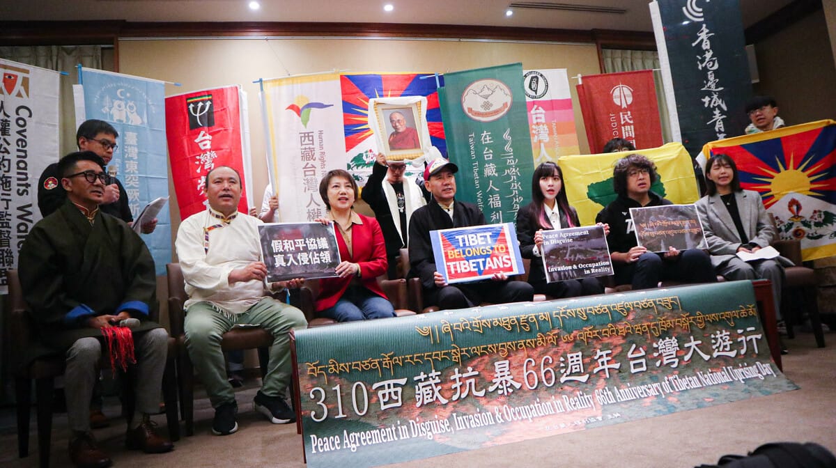 多個民間團體及綠委今（6日）舉行西藏抗暴66週年台灣大遊行行前記者會。 圖：西藏台灣人權連線 / 提供