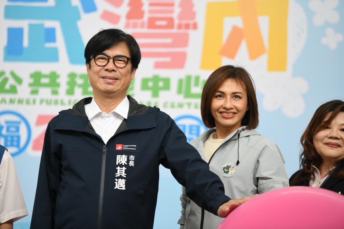 邱議瑩(中)陪同陳其邁(左)出席仁武灣內公托中心揭牌開幕儀式。 圖：邱議瑩團隊/提供