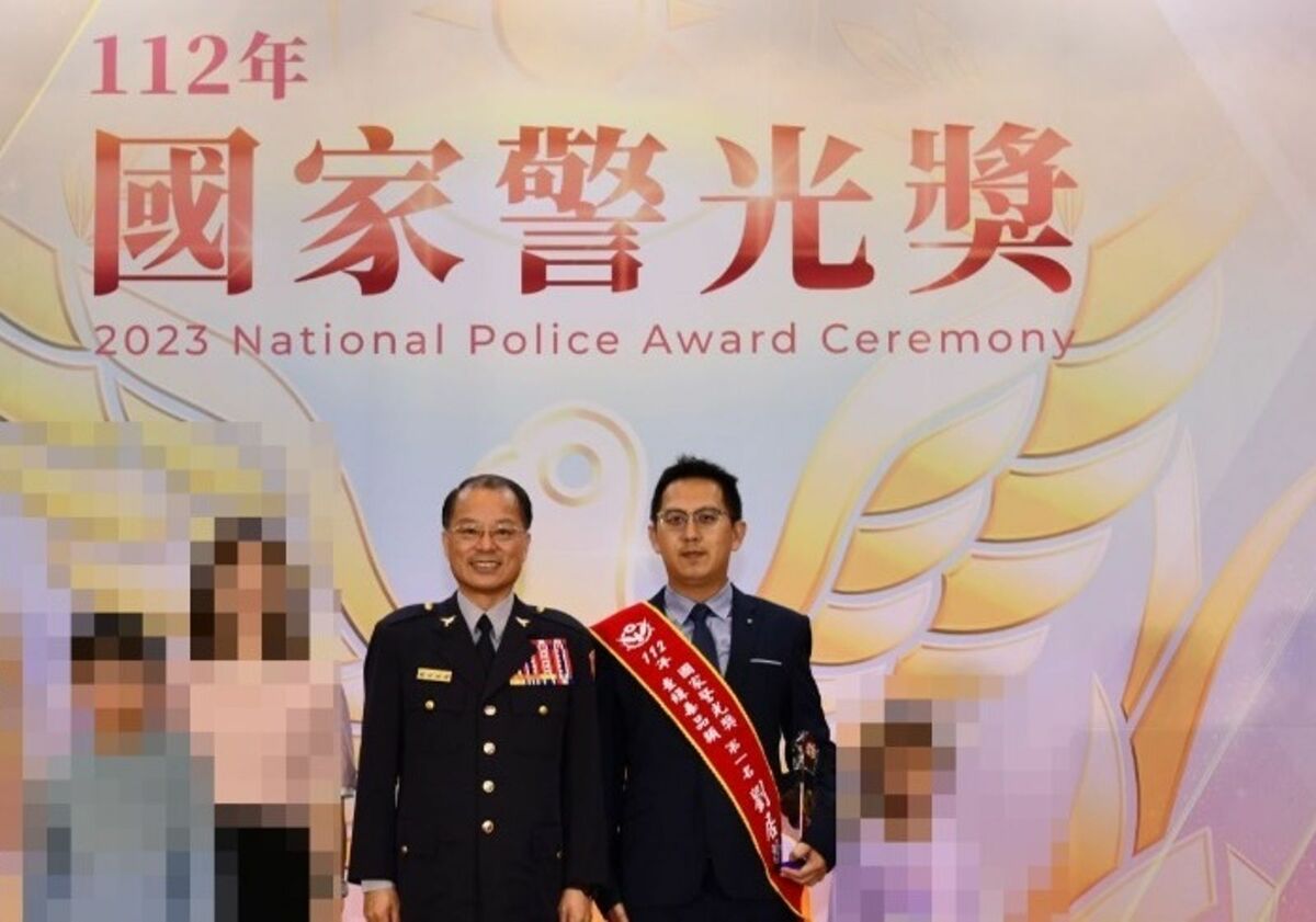 北市刑大2線3星偵查隊長劉居榮（右），因「誤傳」Uber運將的個資給富二代游翔閔，捲入王大陸教唆毆打案。（翻攝畫面）