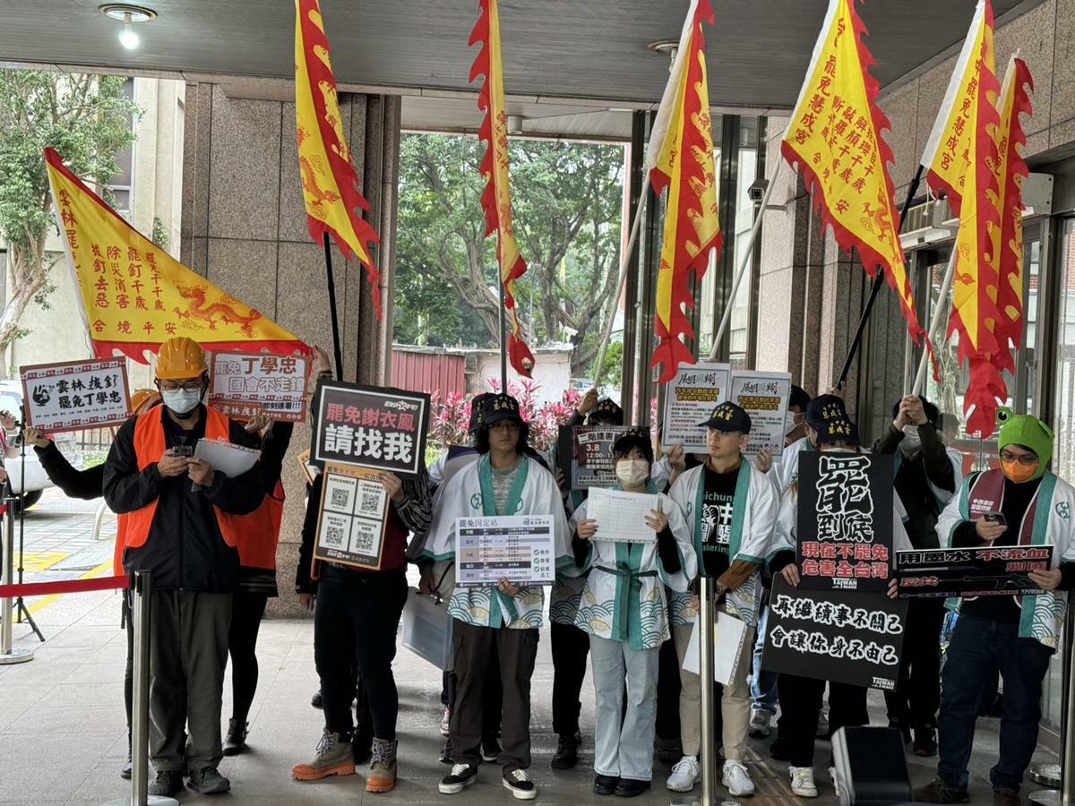 各個罷免藍委的團隊今天同時至中選會領表。 圖：罷免團體/提供