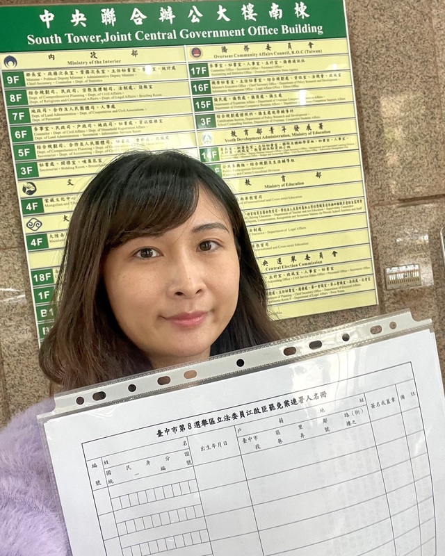 「一罷擊臣」團隊指出，因第八選區幅員遼闊，從海拔0到海拔接近3000，為使週末能送達各區域新版連署書，決議提前一日領件，會用最快速度更新連署書下載以及送達各友善連署點。 圖：罷免團體/提供