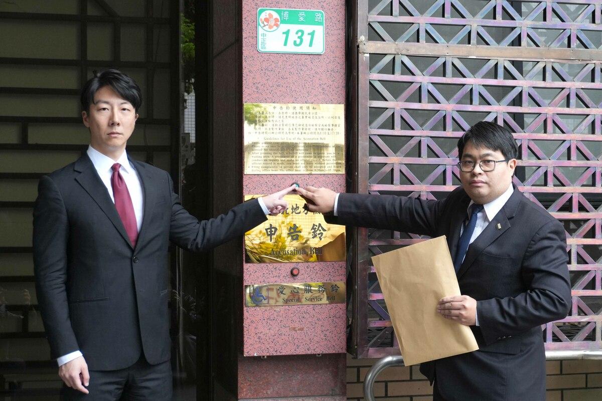 民進黨發言人吳崢偕黃帝穎律師今（7）日到台北地檢署告發國民黨罷團的「幽靈連署」過多，直指這次罷免連署中有559位死亡連署，質疑明顯就是大規模名冊抄襲，提告罷免團體領銜人涉偽造文書等罪嫌。 圖：民進黨提供