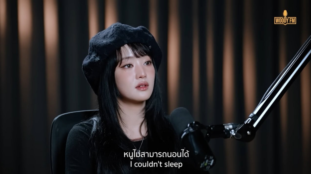 Minnie近期接受專訪時，首度透露自己曾罹患憂鬱症及恐慌症，甚至在巡演途中一度情緒崩潰，腦中浮現「我不應該在這裡」的聲音。 圖：翻攝自WOODY YT頻道