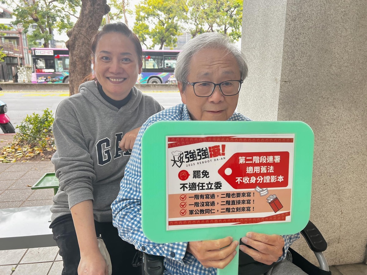 「大安強強滾 - 罷免羅智強」連署點之一的「Trueway麵線研究所&amp;甜點取物所」表示，資深媒體人卜大中坐著輪椅前往，想來當二階罷免志工，網友批藍白真是天怒人怨，直呼大罷必成！加油！ 圖：取自「Trueway麵線研究所&amp;甜點取物所」臉書