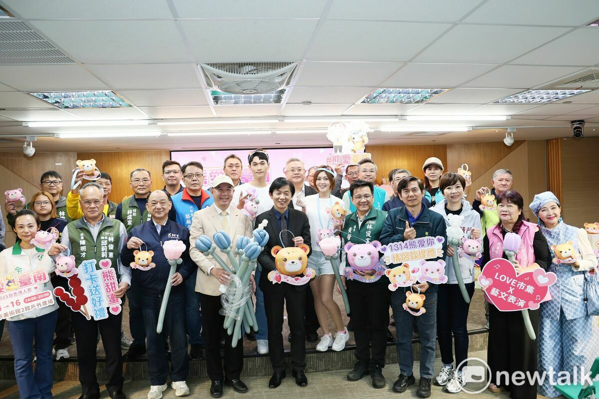 迎接2025白色情人節到來，臺南市政府將於3/14至3/16舉辦「熊愛臺南」活動，結合臺南在地品牌「精典泰迪熊」及經典白色文化地標「臺南市美術館2館」，攜手打造充滿愛意與浪漫的節慶體驗。市府今日舉行記者會，市長黃偉哲邀請情侶們來臺南甜蜜過節， 除可獲贈超萌小提燈，還有機會抽鑽石對戒。 圖：台南市政府提供