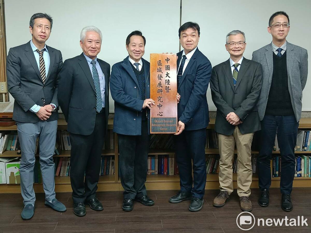 陸委會副主委沈有忠到場與校長張國恩等人共同揭牌。 圖：唐復年/攝