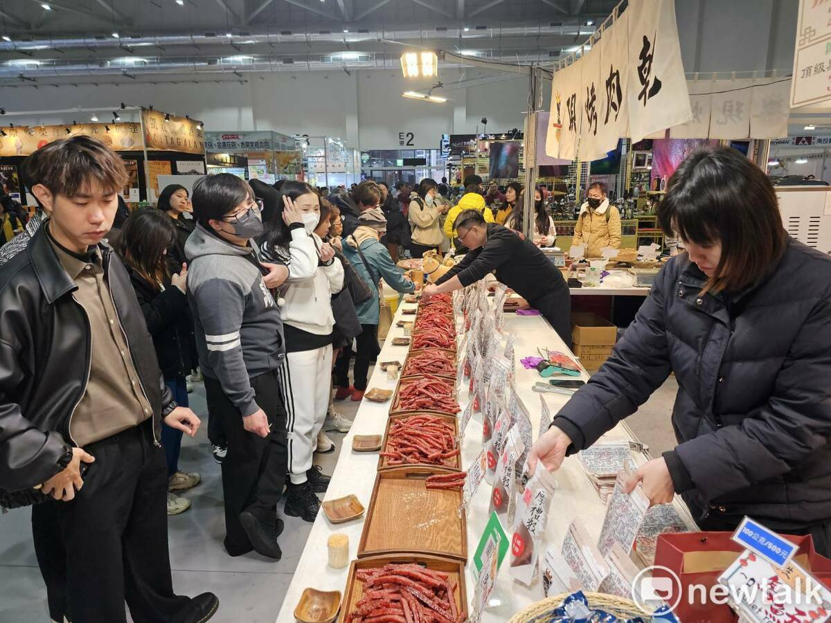 美食攤位擠滿試吃採購人潮。 圖：林昀真/攝