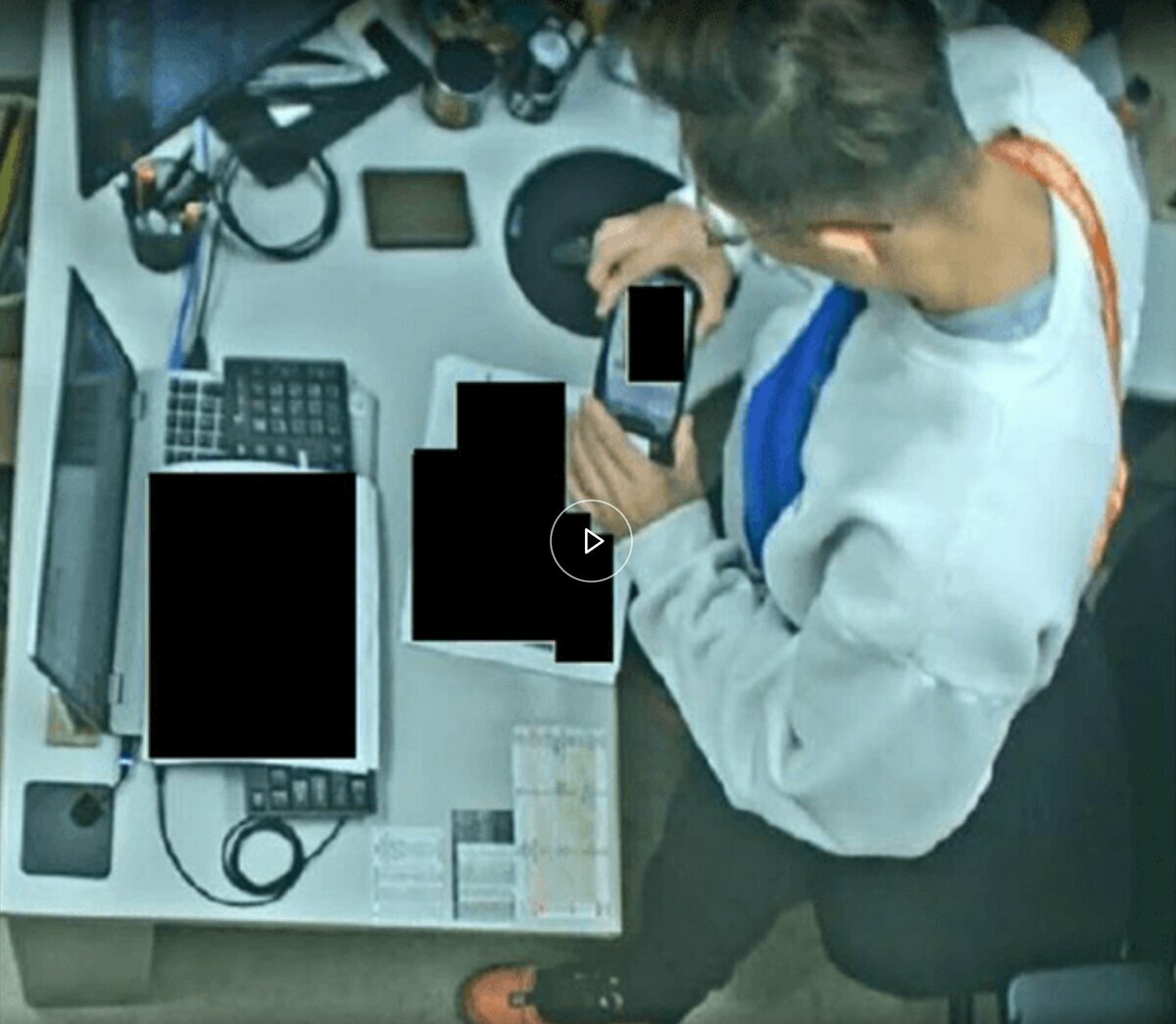 近日美國有 2 名現役軍人和 1 名退役軍人遭到起訴並逮捕，原因是他們涉嫌將軍事機密賣給中國。 圖：翻攝自 AJ Huber X 帳號