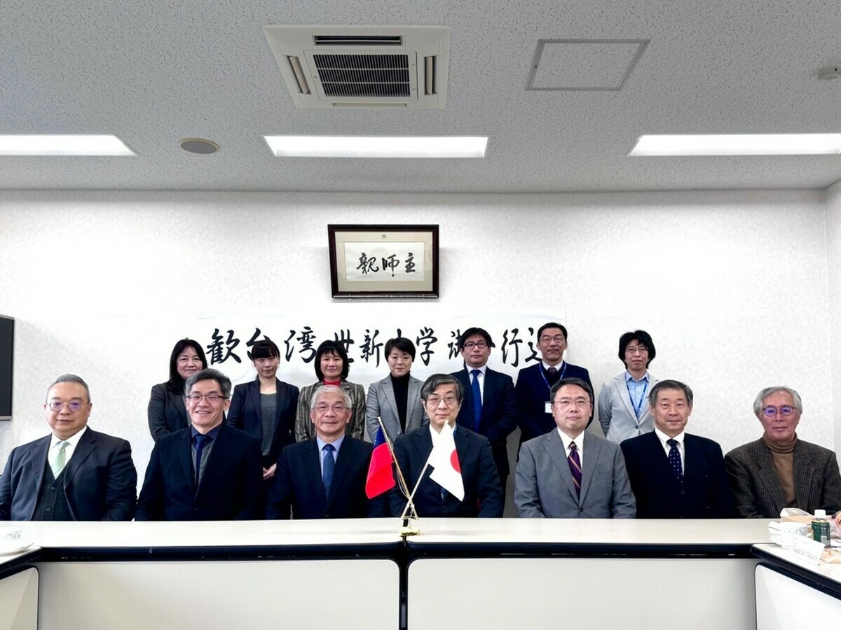 目白大學與世新大學雙校師長團合影，以兩國旗象徵國際友誼。 圖:世新大學/提供