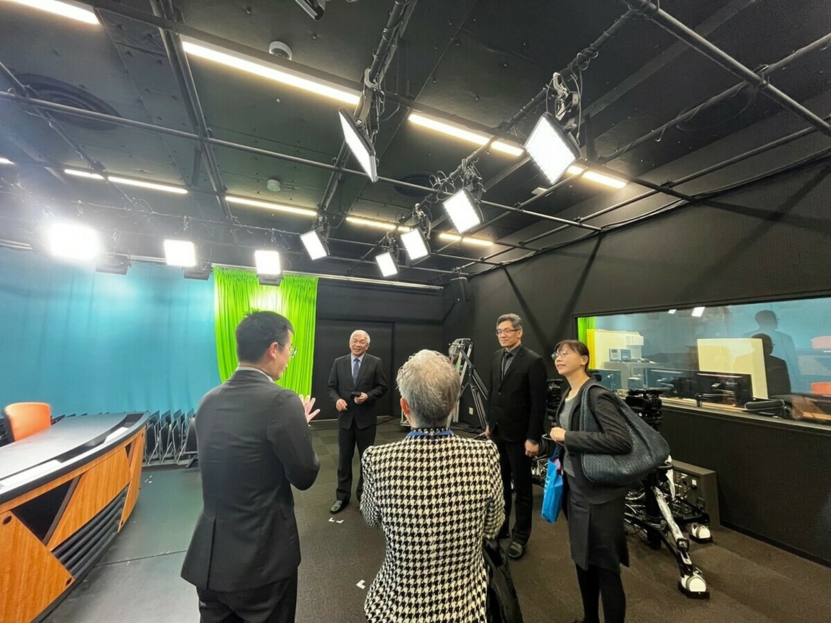 目白大學傳播學院老師帶領師長團參訪校內攝影棚，交流傳播學院教學事宜。 圖:世新大學/提供