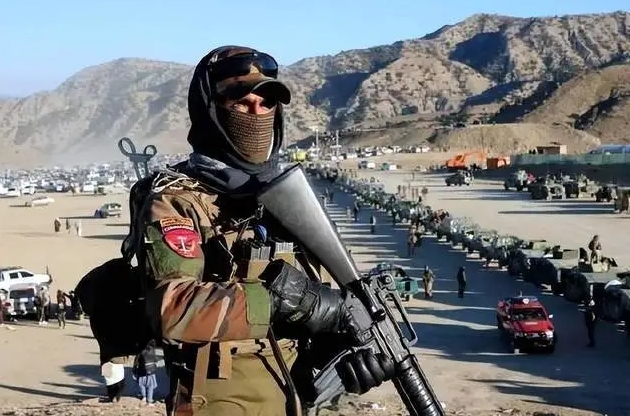 士兵持槍在巴基斯坦與阿富汗之間的杜蘭線警戒。 圖：翻攝自空天力量