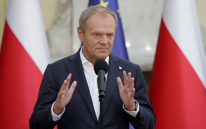 波蘭總理 唐納德 · 圖斯克（Donald Tusk） 週五在國會發表演說時宣布，波蘭政府正計劃推動大規模軍事訓練，要求所有成年男性接受軍事訓練，以應對日益惡化的歐洲安全局勢。 圖:擷自X帳號@visegrad24