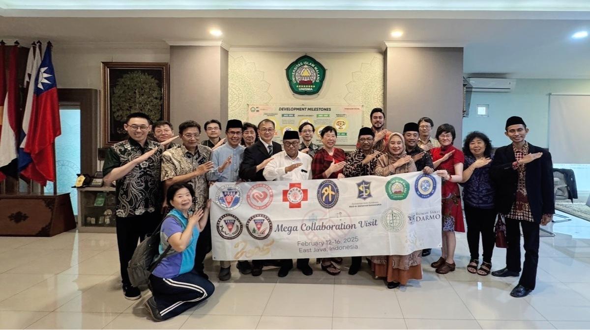 高雄醫學大學教授關皚麗(中)率領國際醫療團遠赴印尼交流，不僅深化雙方醫界的合作，更是一場成功的國民外交。 圖：關心人道援助學會/提供