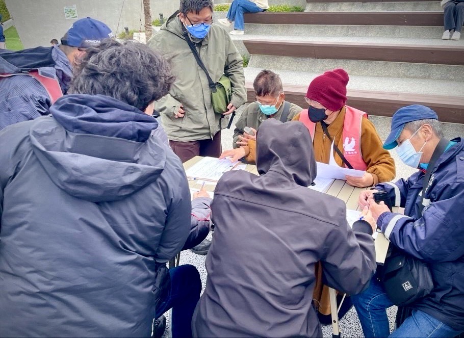 梵因法師擔任罷免國民黨立委魯明哲的志工，他強調，台灣面臨中共併吞威脅，佛弟子不該置身事外。 圖：取自壢拔魯蛋，黨哲滾蛋-罷免魯明哲臉書