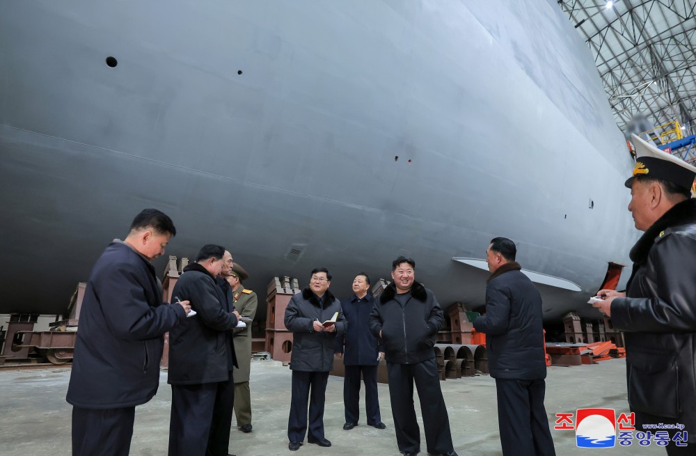 北韓官媒「北韓中央通信社」（KCNA）報導國家領導人金正恩視察建造戰艦的大型造船廠，並公布它稱為「核子動力戰略導向飛彈潛艦」的照片。 圖/取自朝中社