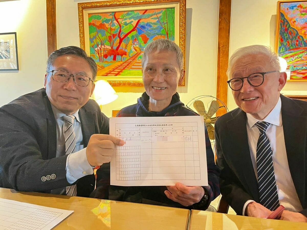 葉春蓮在聯電創辦人曹興誠與台灣東社發言人陳財能見證下簽了罷免傅崐萁的二階連署書。 圖：翻攝柯建銘臉書