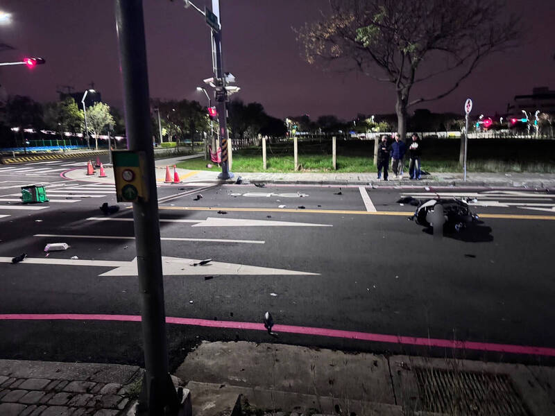 吳姓男子涉嫌無照駕駛、酒駕、闖紅燈撞死陳姓醫大生，機車與Uber箱撞翻，汽機車碎片散落滿地。 圖：警方提供