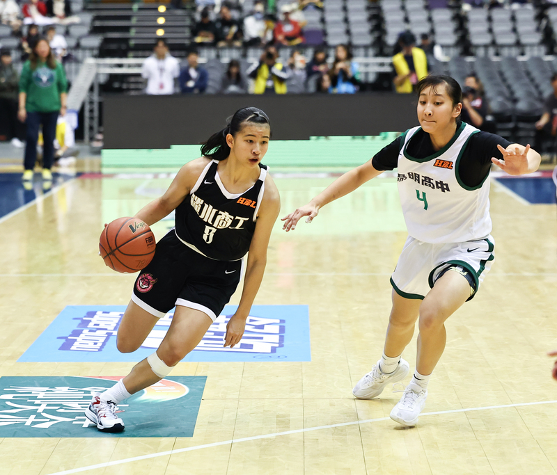 113學年度高中籃球聯賽（HBL）女子甲級季軍戰9日在台北小巨蛋開打，由陽明高中對決淡水商工，淡商羅子喬（左）攻下全場最高23分，最終淡商仍不敵陽明以殿軍作收。 圖：中央社提供