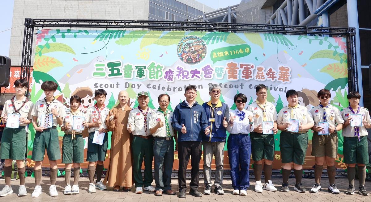 吳立森(右七)頒獎表揚各級優秀童軍獎章。 圖：高雄市教育局/提供