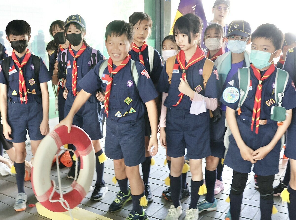 童軍們參與水域求生體驗活動。 圖：高雄市教育局/提供