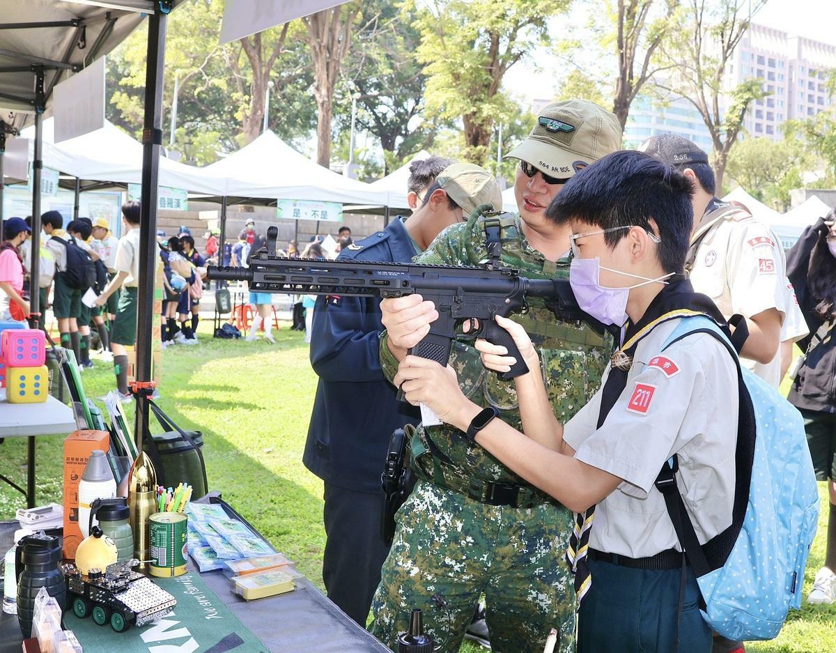 童軍嘉年華活動現場有道具槍闖關遊戲。 圖：高雄市教育局/提供