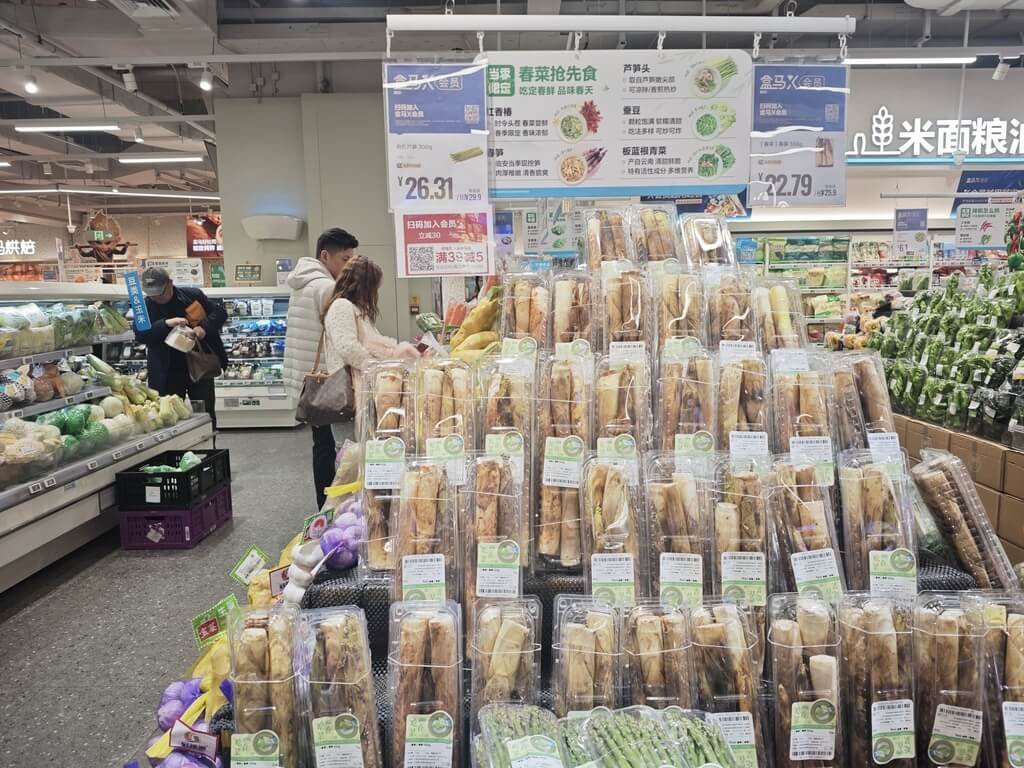中國國家統計局公布，2月CPI年降0.7%，顯示通縮陰霾仍在。圖為中國民眾在河南鄭州一家超市購物。 圖：中新社提供