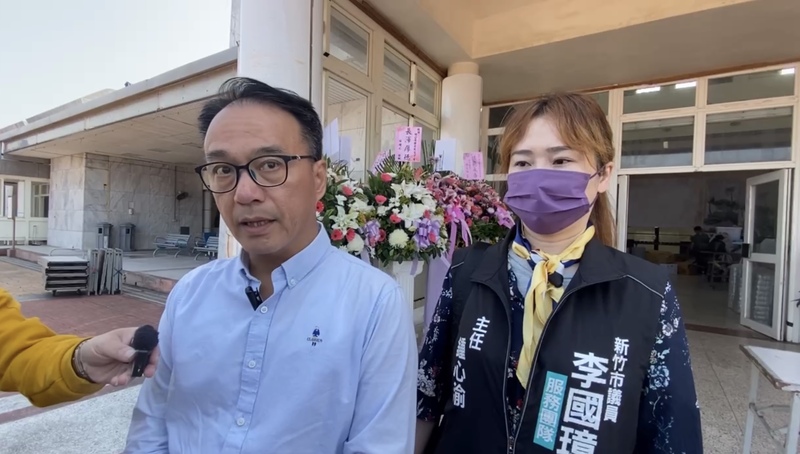 前台北市長柯文哲的父親柯承發日前辭世，告別式將於10日舉行。民眾黨新竹黨部主委李國璋（左）9日受訪時表示，應家屬請求，告別式廳堂內將不開放拍照、攝影。 圖：中央社提供