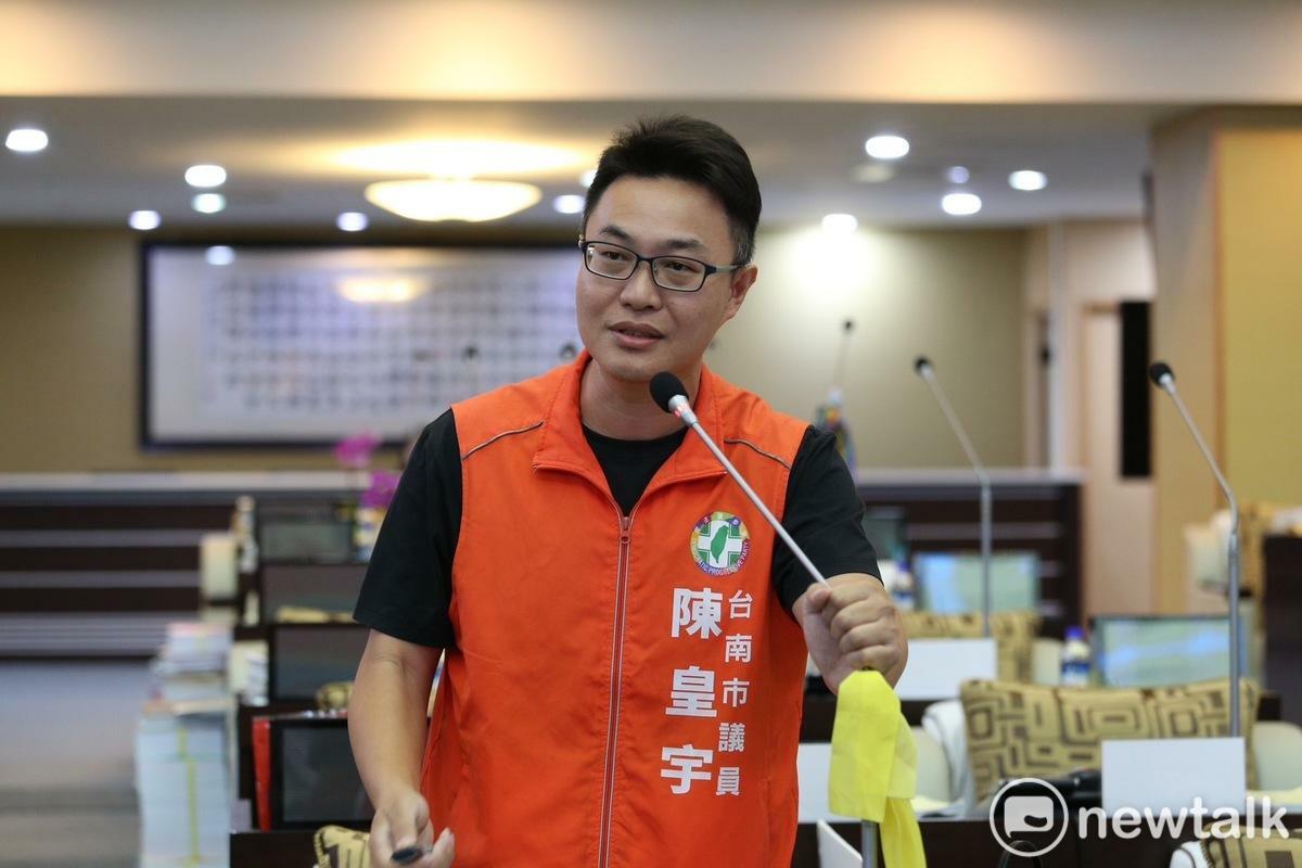 陳皇宇強調，王家貞2023年，因涉及助理費案，被課以偽造文書刑責，王家貞的心臟真的夠大顆，這次更臉不紅、氣不喘的涉及利用助理當領銜人，透過死亡連署、偽造連署來進行對王定宇的罷免。 圖：王定宇服務處提供