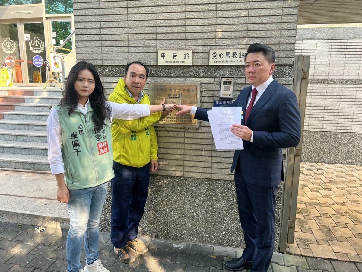 卓佩于表示，王家貞最不應該的是，拖著年輕人下水涉險，遊走法律邊緣。同為年輕世代，她誠摯提醒領銜的年輕朋友，死亡連署或偽造文書，一罪一罰，最高可處30年徒刑，法界早已有充份說明。 圖：王定宇服務處提供
