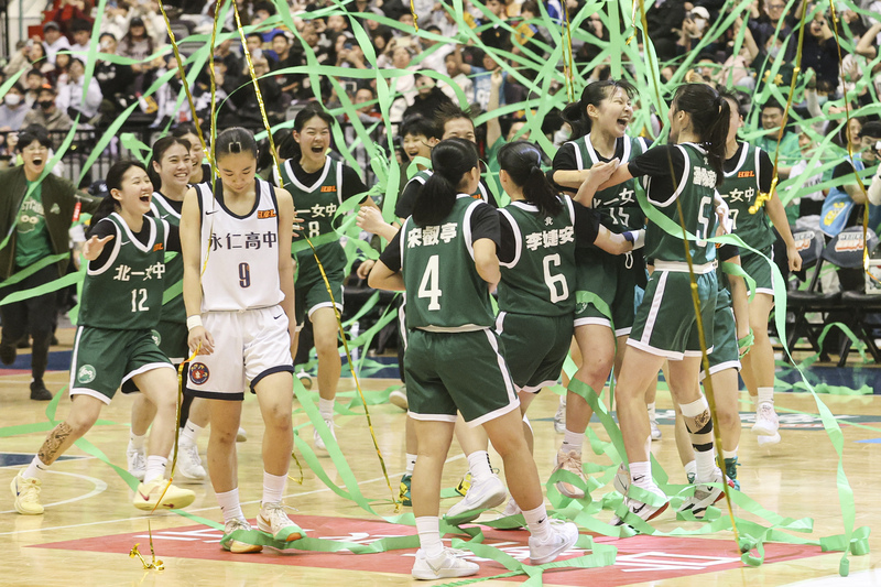 113學年度高中籃球聯賽（HBL）女子組冠軍戰9日火熱開打，最終由北一女中（綠衣）以96比84擊敗永仁高中（白衣）、成功連霸，賽後選手們在場中開心擁抱歡慶。 圖：中央社提供