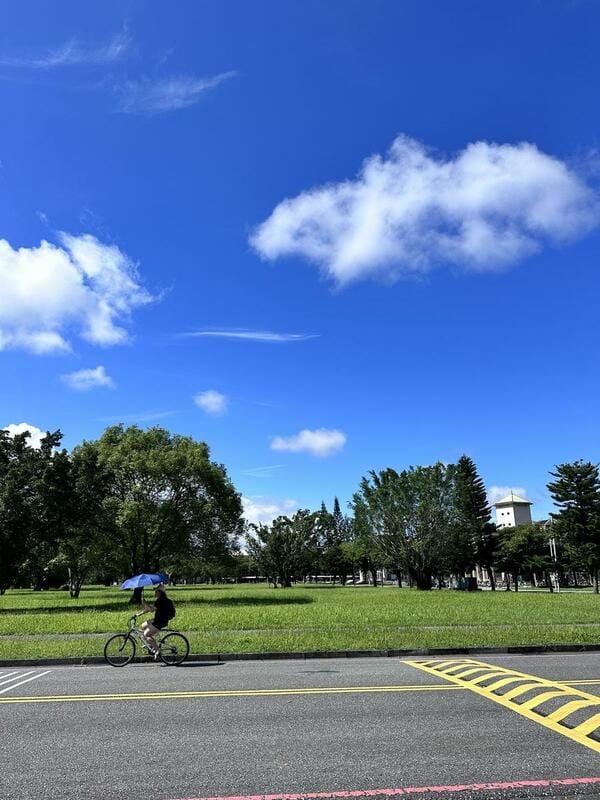 今（25）日白天全台維持晴朗穩定、感受溫暖偏熱。 圖：民眾／提供