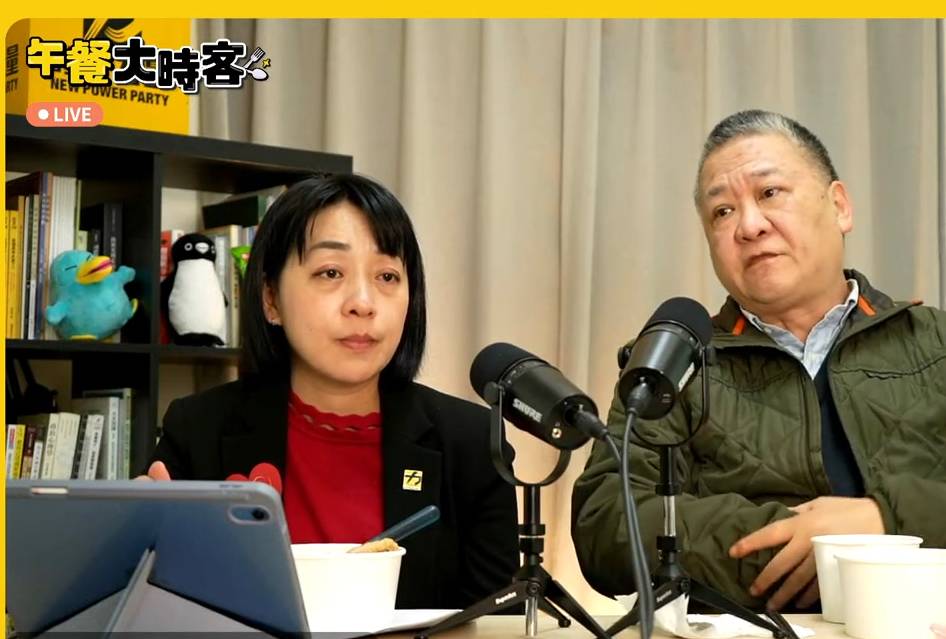 吳崑玉（右）接受時代力量主席王婉諭（左）專訪，直言國民黨「基層動員神話已被戳破」。 圖：截自時代力量《午餐大時客》YT