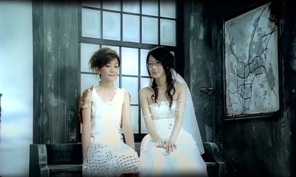 謝泊泓遭爆與已婚黨工林宜萱在新竹市政府官舍幽會，而林宜萱（右）曾演出梁靜茹MV。 圖：翻攝滾石唱片ROCK RECORDS YouTube