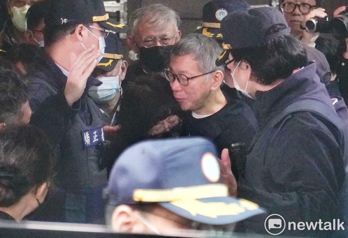 柯離開告別式場前和陳佩琪相互擁抱。 圖：張良一/攝