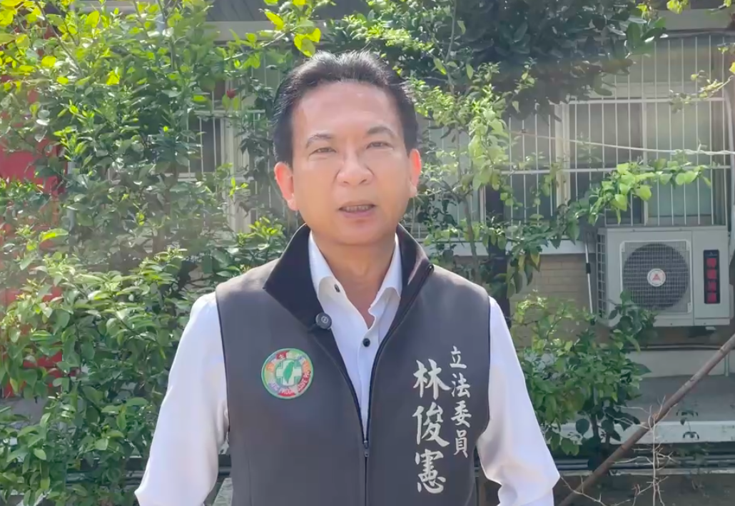 川普宣布，對75國暫緩實施關稅90天，在此期間僅實施10%的對等關稅，但對中國的關稅增至125％，林俊憲表示，這是一場競爭誰跟中國切割得最乾淨的國際比賽，「還好現在執政的不是國民黨」。 圖：翻攝自林俊憲提供影片（資料照）