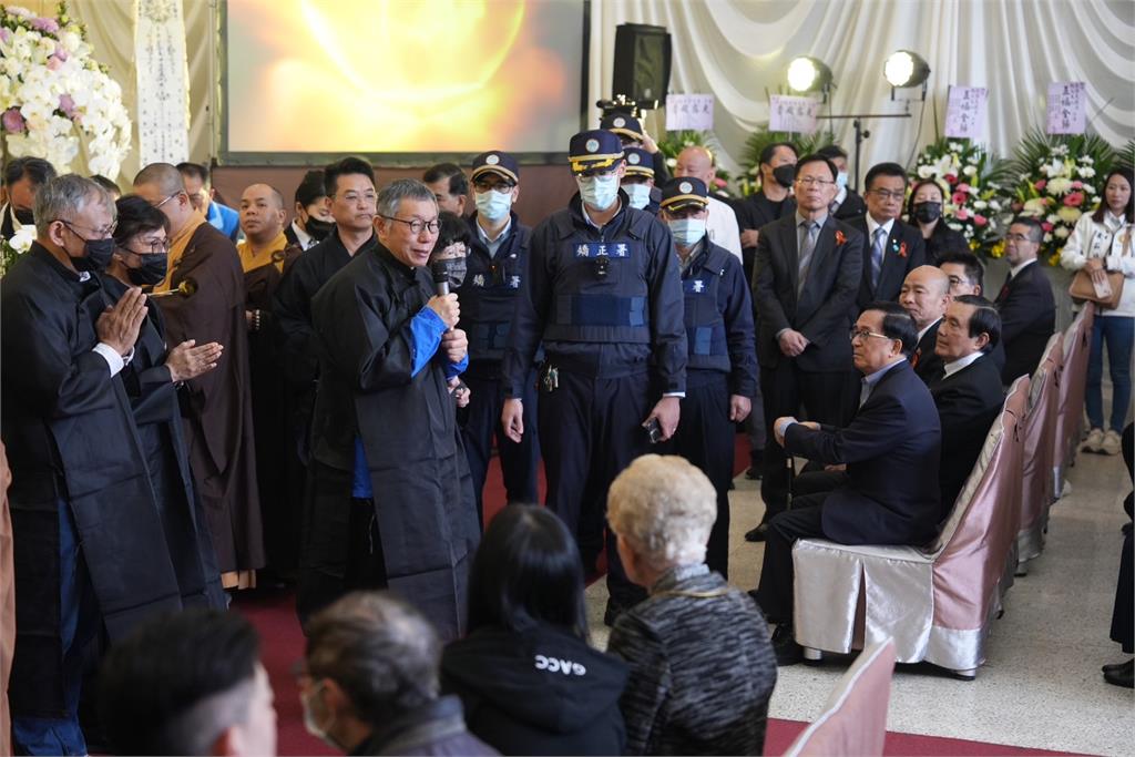 家祭結束後柯文哲也向到場致意來賓致謝。 圖：民眾黨提供