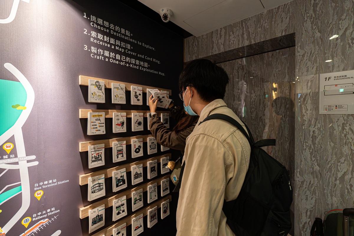 旅人可以挑選想去的景點，製作專屬的地圖書。 圖：雀客集團/提供