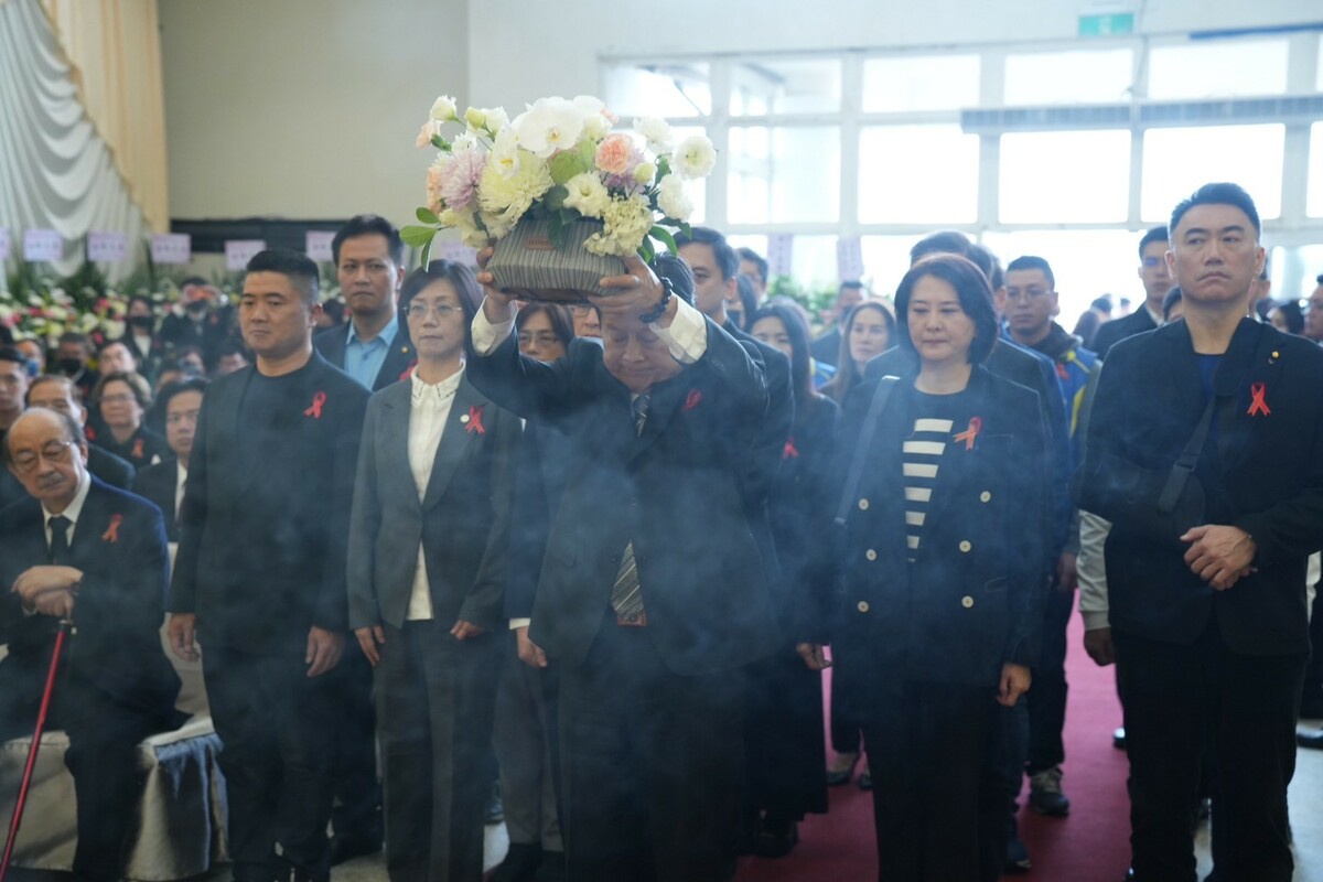 傅崐萁率藍營立委向柯父獻花致意。 圖：民眾黨提供