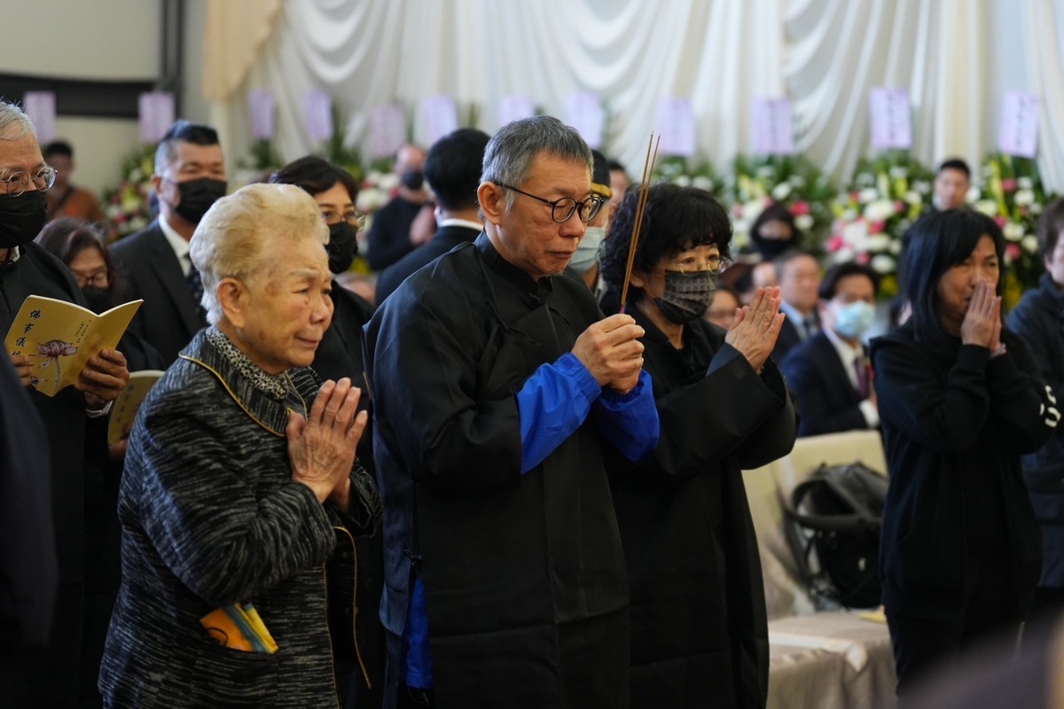 柯文哲與柯媽和陳佩琪出席柯父告別式。 圖：民眾黨提供