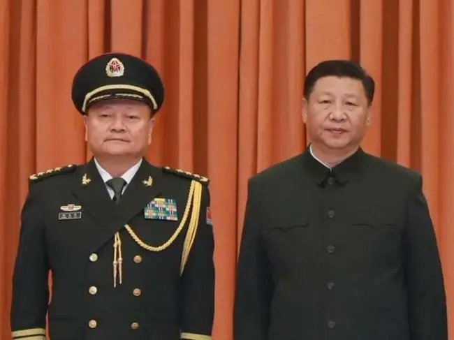 爆料消息稱，中國國家軍委副主席張又俠(左)在中央政治局會議中，宣布已經完全拔除習近平提拔的解放軍上將、中將，「他想不退位都不行」。 圖：翻攝自 X @5xyxh