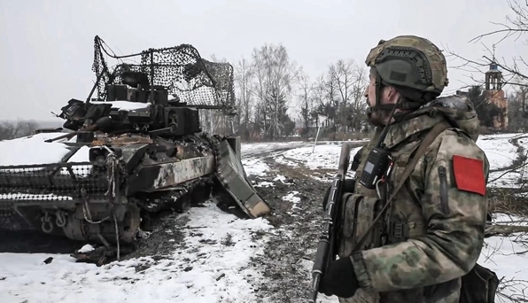 俄軍進攻烏軍，付出慘烈的代價。圖為一名俄軍看著被烏軍打爆的裝甲車。 圖 : 翻攝自熊熊講堂