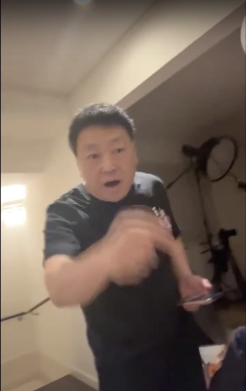 王志安前妻李汀在直播揭露雙方的問題，王志安出現於鏡頭內並且暴怒說「給我滾」。 圖：截自「x」@xinwendiaocha